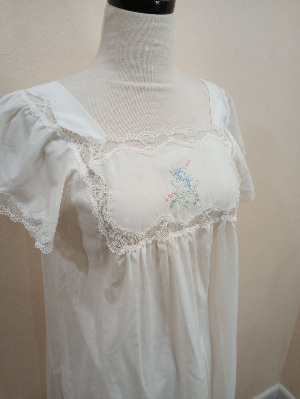 Vintage Barbizon White Embroidered Floral and Lace Nightgown - M - Picture 2 of 8